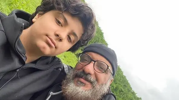 (عکس) شوخی بامزه پسر امیر جعفری با سر کچل پدرش/ آیین جعفری شوخیاش با باباش تمومی نداره