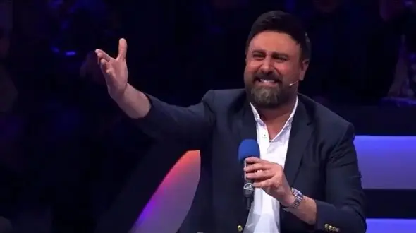 سکانس شاد/حرکات آذری محمد علیزاده تو پشت صحنه ژوله رو به وجد آورده/خودش یه پا رقصندس