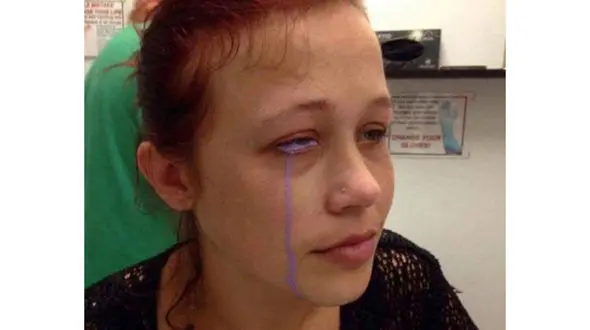 اشک های دختر کانادایی با رنگ بنفش!+عکس