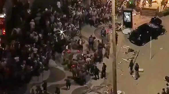 ورود خودرو به داخل جمعیت در ساحل ریو 15 زخمی برجا گذاشت + فیلم