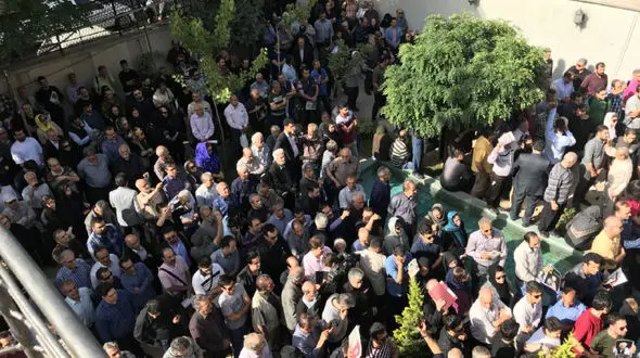 گلایه هی تند هنرمندان از صدا و سیما در تشییع پیکر ناصر ملک‌مطیعی +تصاویر