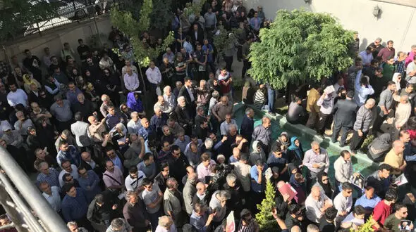 گلایه هی تند هنرمندان از صدا و سیما در تشییع پیکر ناصر ملک‌مطیعی +تصاویر