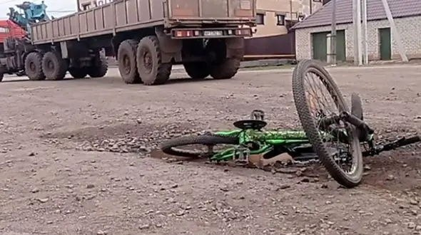 بی احتیاطی کامیون جان دوچرخه سوار را گرفت!