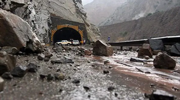 جاده هراز حادثه آفرید / ریزش کوه روی 2 پسر جوان