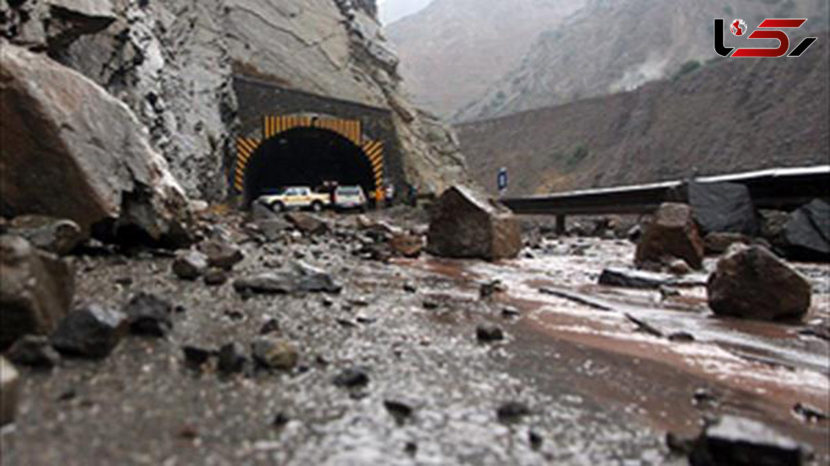 جاده هراز حادثه آفرید / ریزش کوه روی 2 پسر جوان