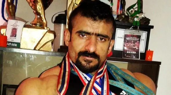 تمرینات سخت و طاقت فرسای هادی چوپان با دستگاهی شبیه به تراکتور / این دستگاه آدم میکُشه عضله تحویل میده +فیلم