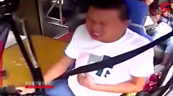 لحظه سقوط سنگ غول‌پیکر به داخل اتوبوس! +تصویر