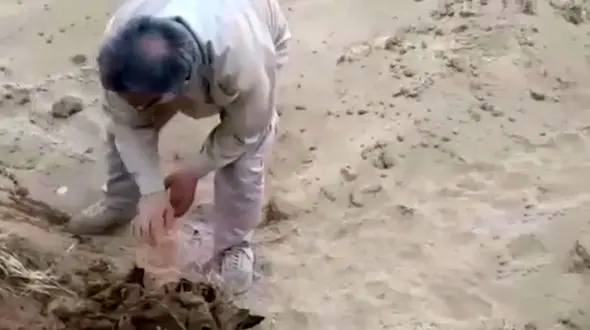 فیلمی تکاندهنده از لحظه کشف پیکر یک شهید از عجیب ترین مکان!