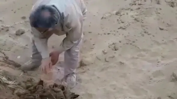 فیلمی تکاندهنده از لحظه کشف پیکر یک شهید از عجیب ترین مکان!