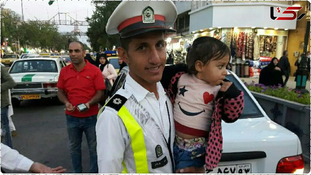 سرباز وظیفه فرشته نجات کودک سرگردان در شیراز شد +عکس کودک در آغوش پلیس