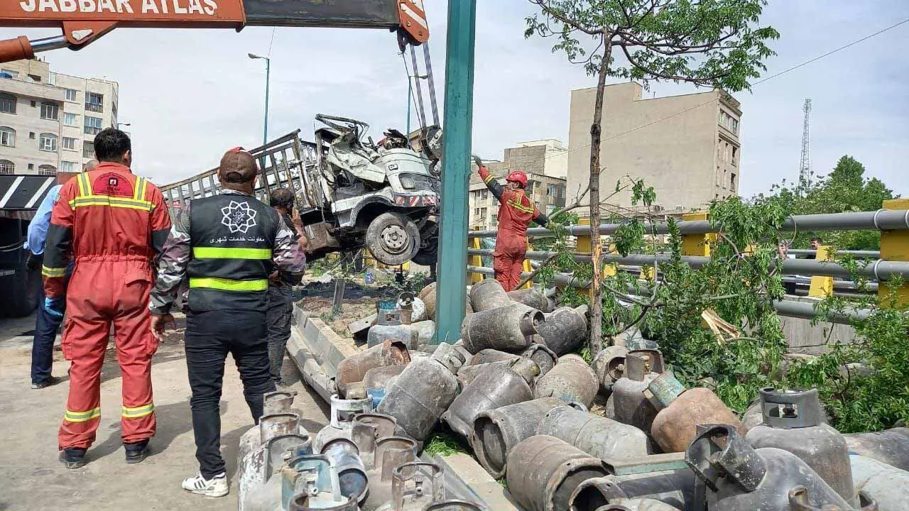 برخورد کامیون کپسول‌های گاز با نرده های بزرگراه امام علی(ع) / راننده جانش را از دست داد