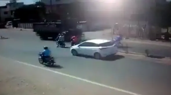 مرگ وحشتناک سرنشینان عجول موتورسیکلت زیر چرخ‌های کامیون + فیلم