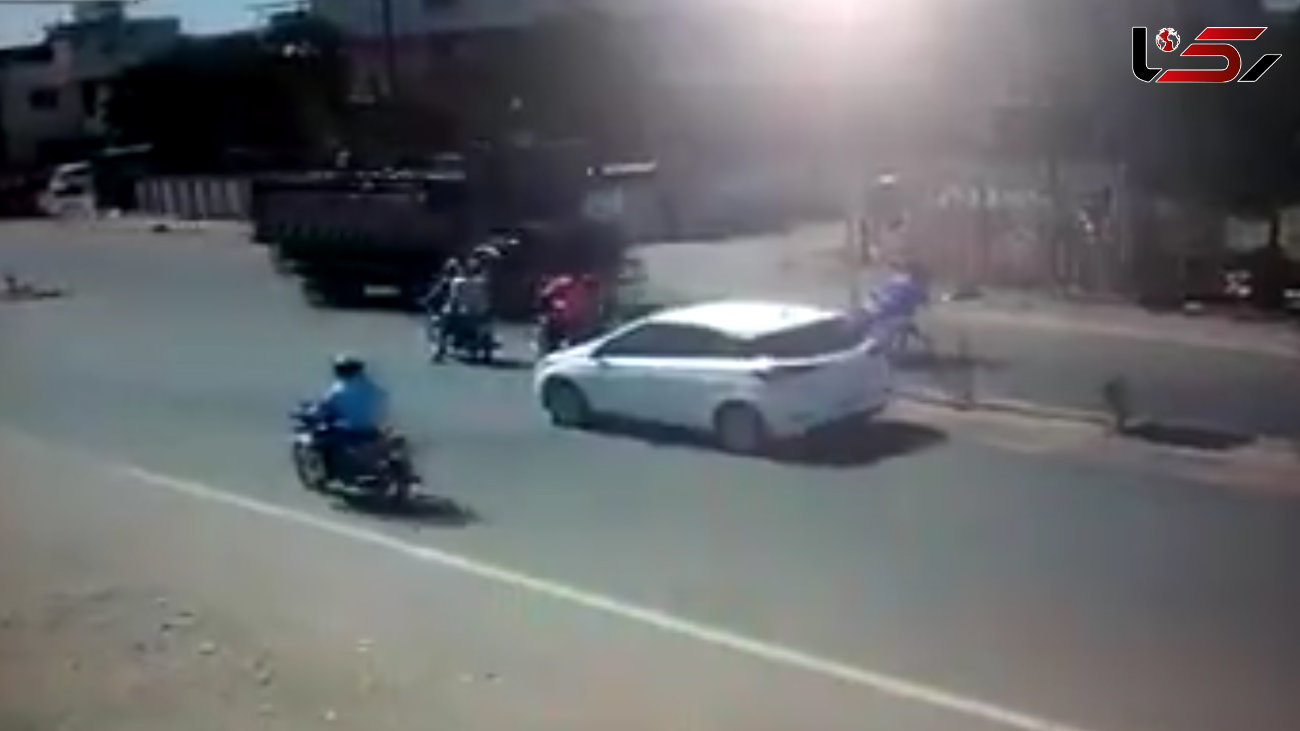 مرگ وحشتناک سرنشینان عجول موتورسیکلت زیر چرخ‌های کامیون + فیلم