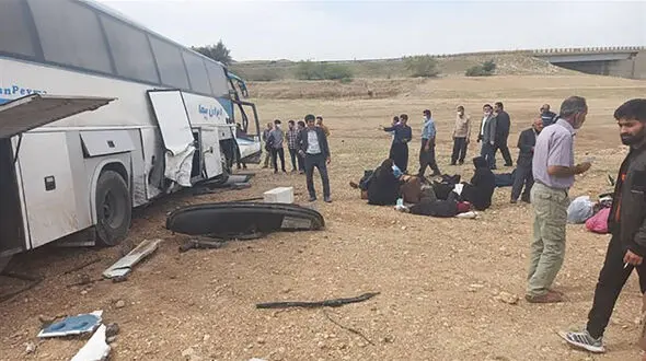 انحراف اتوبوس از مسیر در محور باغین ۷ نفر را راهی بیمارستان کردحادثه