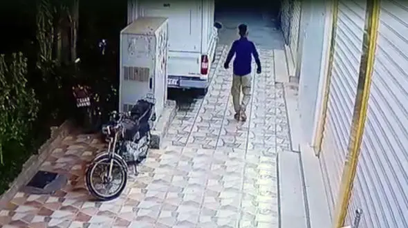 لاتی راه رفتن دزد جوان کار دستش داد / انتشار این فیلم دزد لاغر اندام را فراری داد / ببینید