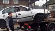 فیلم تلاش بیهوده راننده احمق برای جداسازی ماشین اش از یدک کش + تصاویر