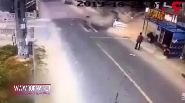 لحظه ویرانی یک خانه 2 طبقه در تصادف خودرو + فیلم / چین