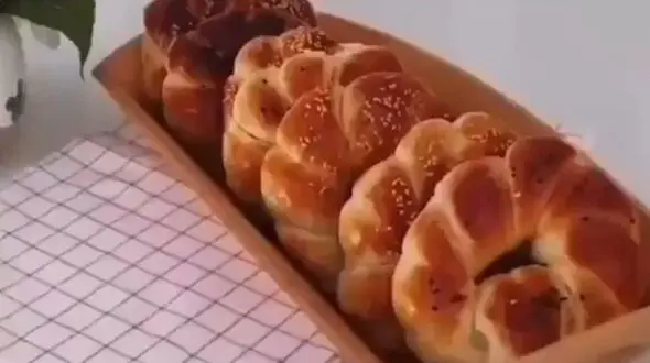 نان پفکی خوشمزه اینطور درست می شود + فیلم