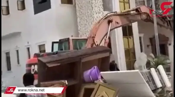 مردی بعد از طلاق ویلای لاکچری را با بیل مکانیکی خراب کرد + فیلم