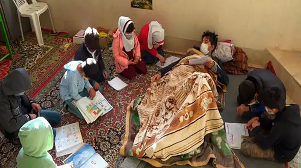 ایثار معلمی که به جای استراحت در بستر آموزش آرمید + عکس