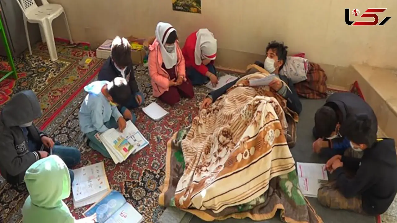 ایثار معلمی که به جای استراحت در بستر آموزش آرمید + عکس
