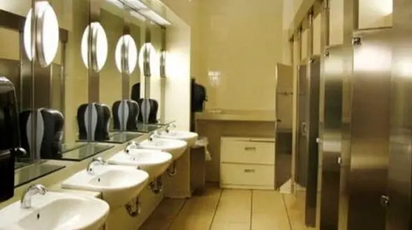 در روز سرد و برفی تهران دستشویی های عمومی تعطیل است! + فیلم / تهران با 19 میلیون جمعیت تنها 9 هزار دستشویی عمومی دارد