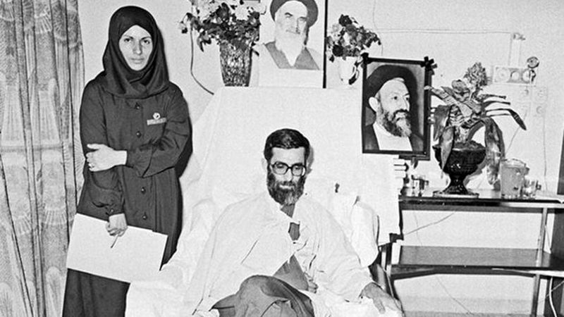 آیت الله سید علی خامنه ای بعد از حادثه بمب گذاری درروز 6 تیر  سال 1360 در بیمارستان 