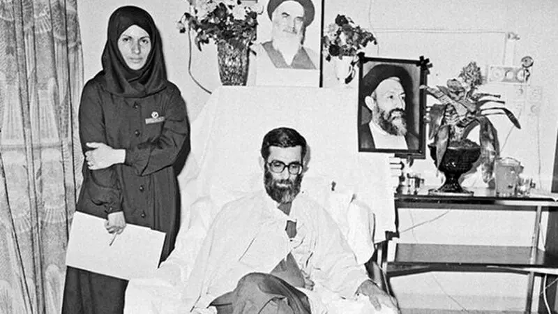 آیت الله سید علی خامنه ای بعد از حادثه بمب گذاری درروز 6 تیر  سال 1360 در بیمارستان 