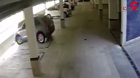 لحظه سقوط خودرو از پارکینگ طبقاتی+ فیلم