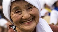 سالمندان در این کشور از یکدیگر مراقبت می کنند +عکس