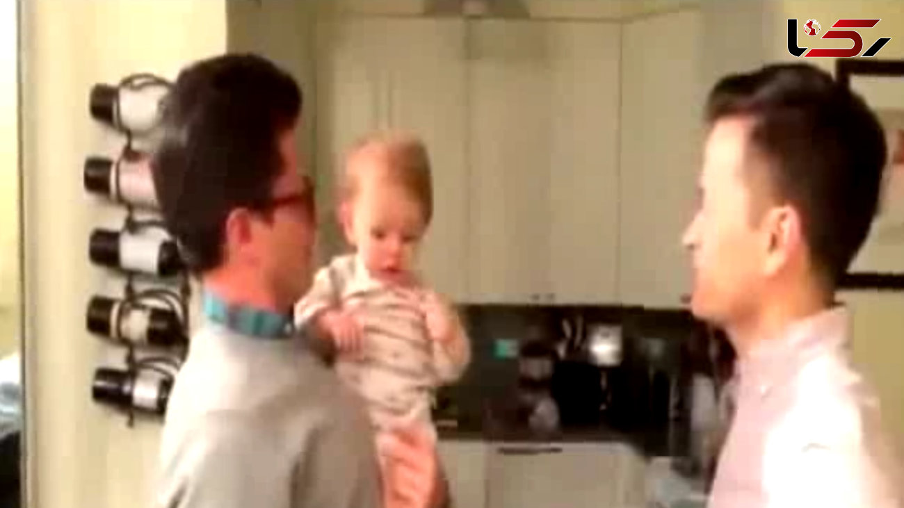 واکنش جالب یک نوزاد، پس از دیدن برادر دوقلوی پدرش + فیلم