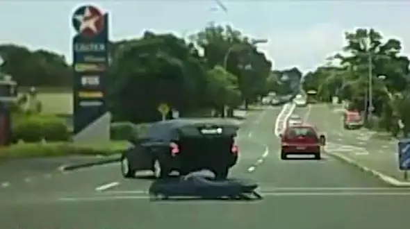 فرار عجیب جنازه از داخل ماشین نعش‌کش ! +فیلم