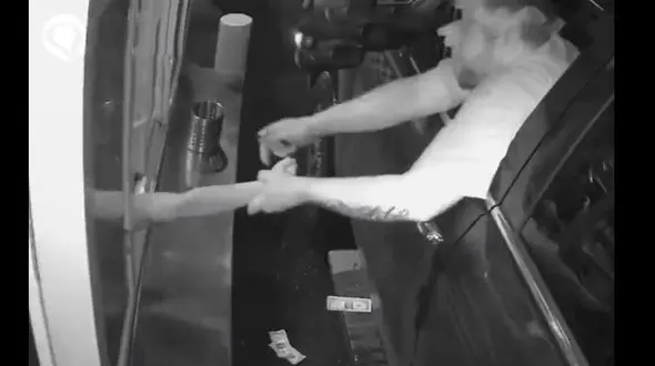 ببینید / لحظه ترسناک تلاش یک مرد برای آدم‌ربایی و آزار یک دختر جوان! + فیلم