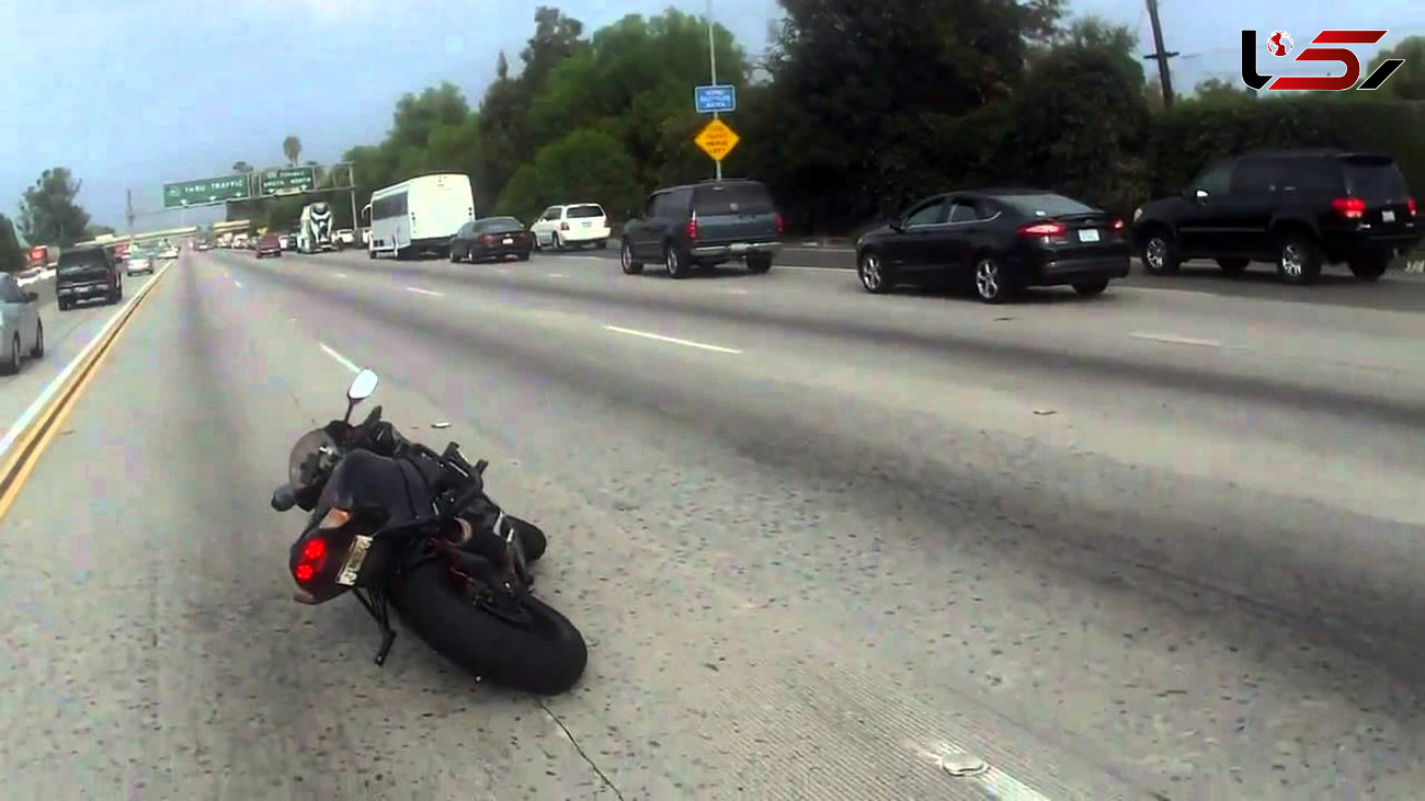 اقدام خطرناک موتورسوار برای کمک کردن به یک مرد + فیلم