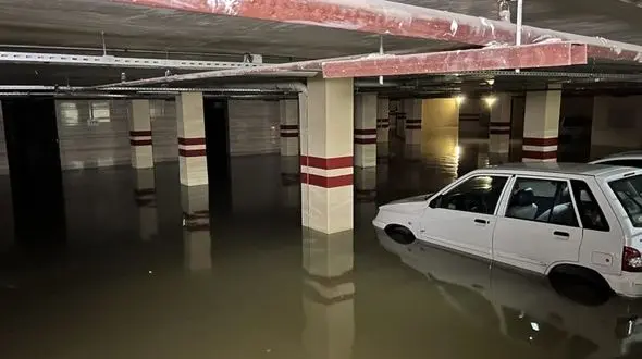 آماده باش کامل آتش نشانی درپی بارش شدید باران در اصفهان/ دو خودرو به کانال آب سقوط کرد!