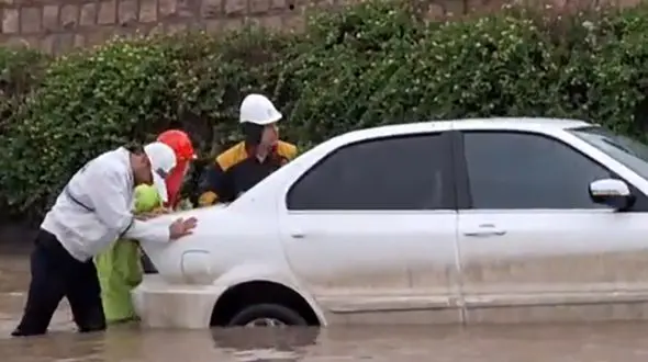 به احترام این ماموران پلیس در سیل مشهد باید ایستاد + فیلم تحسین برانگیز