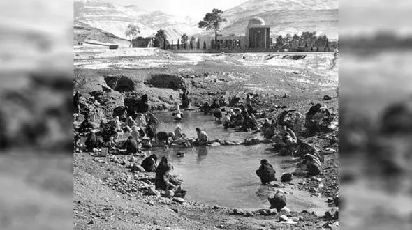 رختشویی زنان شیرازی در محوطه آرامگاه سعدی، بیش از 100 سال پیش +عکس 