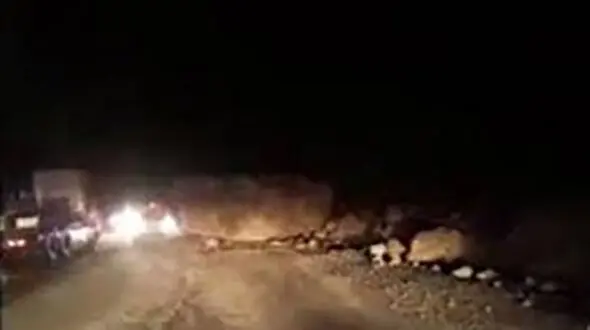 
ریزش کوه در دهستان دیره بر اثر زلزله+ عکس
