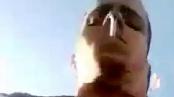 فیلم سرقت موبایل خبرنگار در لایو اینترنتی / دزد به دردسر افتاد !