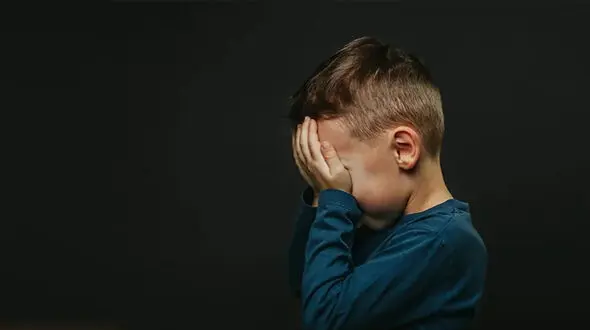 فیلم لحظه آزادی پسربچه ای از شکنجه گاه پدرش در خوی / پسرک باور ندارد نجات یافته است