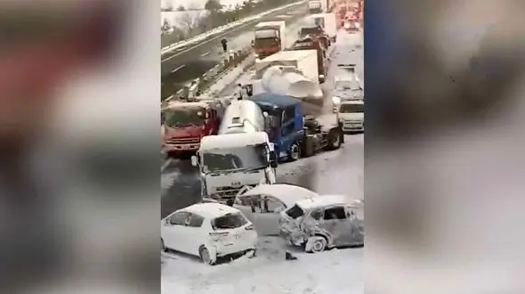 کولاک در ژاپن 134 خودرو را گرفتار کرد + فیلم 