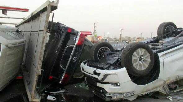 چپ کردن تریلی حمل خودروهای لوکس در میاندوآب + عکس 