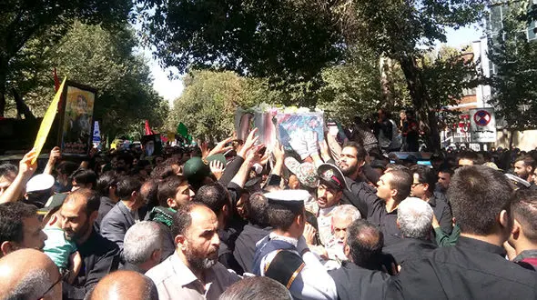 تشییع پیکر شهید خردسال حادثه تروریستی اهواز بر دستان مردم اصفهان+ تصاویر
