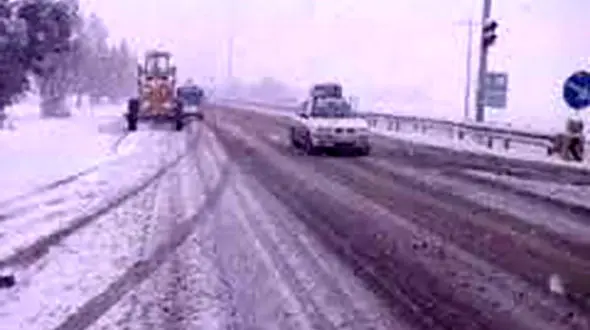 ترافیک در آزادراه کرج-تهران نیمه سنگین است / بارش در بسیاری از استان های کشور