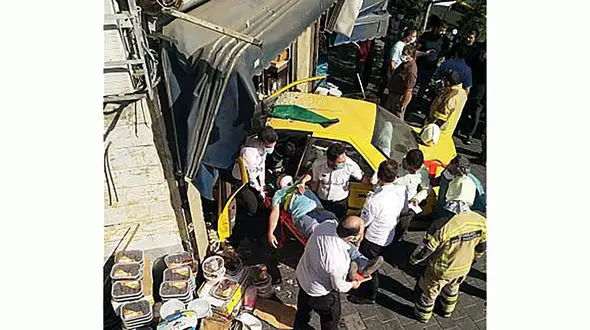 4 عکس عجیب از لحظه ورود تاکسی به مغازه مرد تهرانی / شوک در خیابان خواجه نصیر