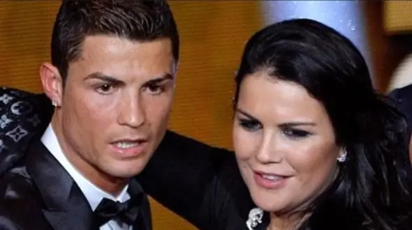 خواهر رونالدو: وقتی پدرم فوت کرد، علاوه بر درد، مجبور بودیم با سیل دوربین‌ها و تماشاگران کنجکاو، در گورستان و هر کجا که می‌رفتیم، دست و پنجه نرم کنیم...