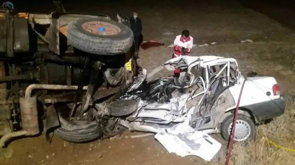 عکس هولناک پراید مچاله شده زیر کامیونت در شاهرد / 2 کشته و 2 مصدوم حاصل این تصادف