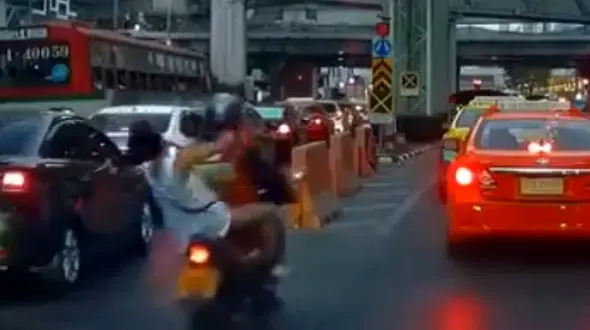 ببینید چه اتفاق تلخی بر سر ترک نشین موتور آمد؟+ فیلم