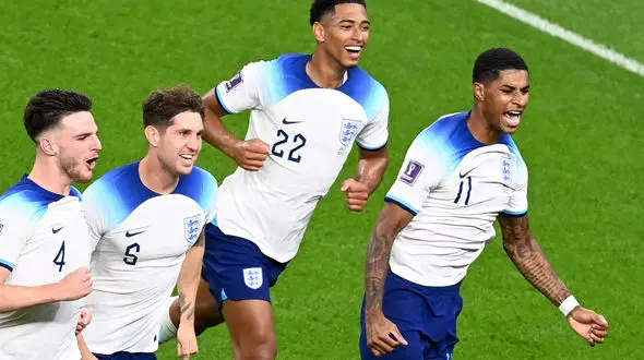 ستاره های تیم ملی انگلیس در استخر + ویدیو