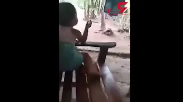 اقدام عجیب والدین اندونزیایی حین سیگار کشیدن کودک ۲ ساله خود! +فیلم 